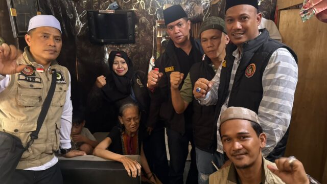 Sebagai Wujud Rasa Peduli Terhadap Sesama ,Forum Cakar Sriwijaya Kunjungi Nenek Sana Penyandang Tuna Netra